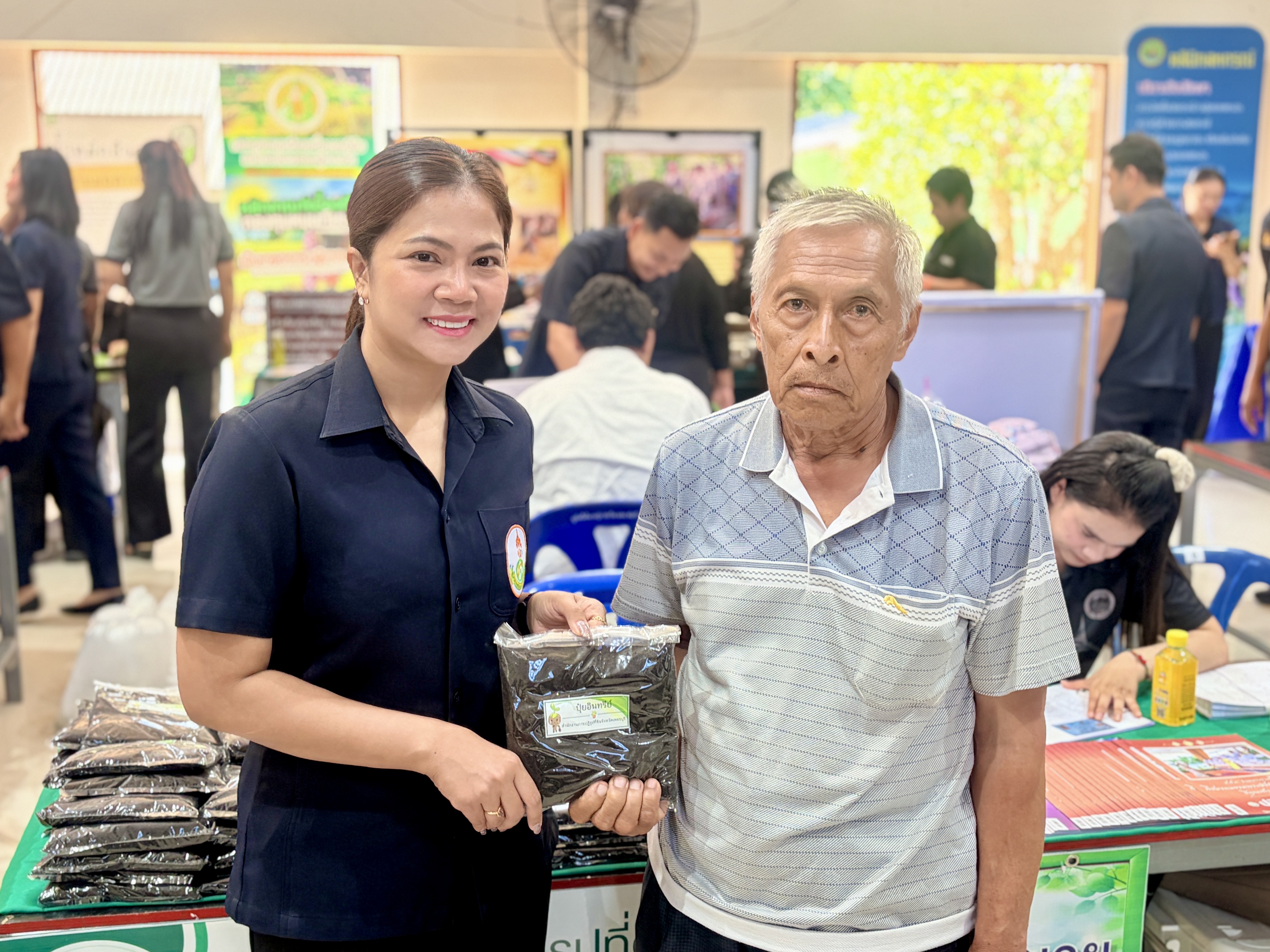 title - ปฏิรูปที่ดินจังหวัดเพชรบุรี พร้อมด้วย เจ้าหน้าที่ ส.ป.ก.เพชรบุรี ร่วมจัดนิทรรศการและกิจกรรมให้บริการ โครงการคลินิกเกษตรเคลื่อนที่ในพระราชานุเคราะห์สมเด็จพระบรมโอรสาธิราชฯ สยามมกุฎราชกุมาร เฉลิมพระเกียรติเนื่องในวันเฉลิมพระชนมพรรษา พระบาทสมเด็จพระเจ้าอยู่หัว 28 กรกฎาคม 2569 